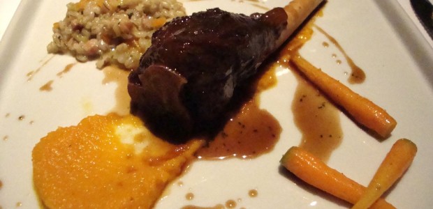 Stinco de cordeiro com jus de uvas frescas